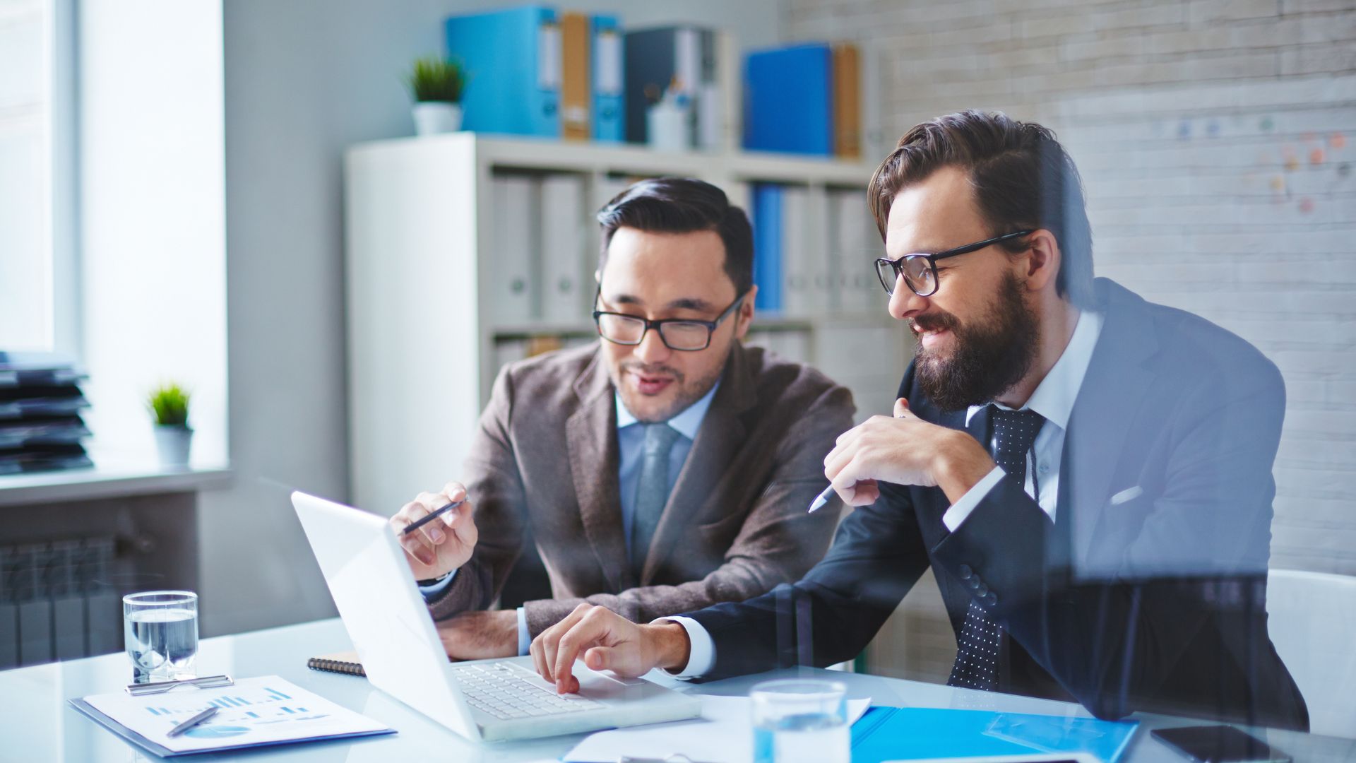 Consulente energetico al lavoro con documenti e grafici aziendali