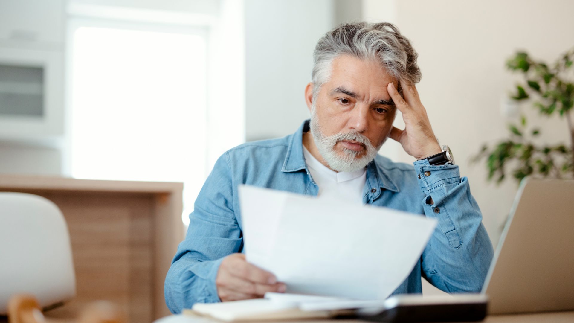 Consulenza bolletta energia per ridurre i costi aziendali Consulente energetico che analizza bollette aziendali insieme al cliente